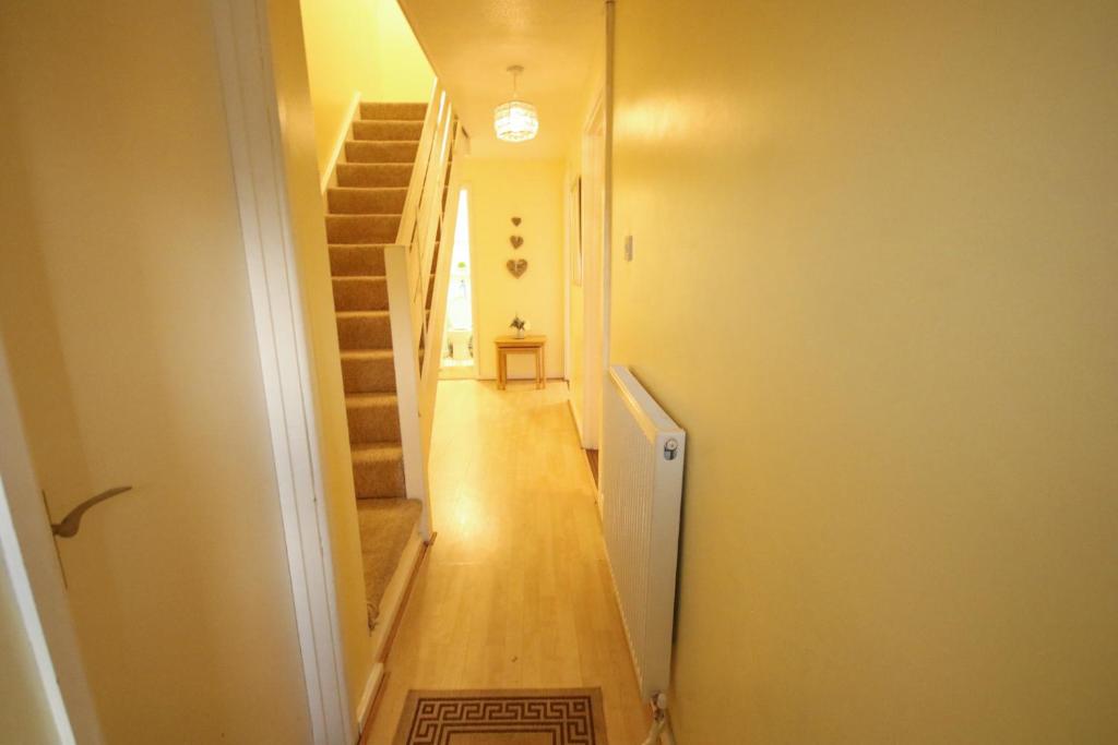 un largo pasillo con una escalera en una casa en Bellengers Bee, en Kidlington
