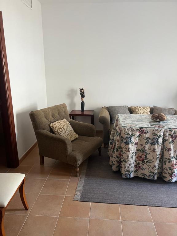 - un salon avec une chaise et une table dans l'établissement Casa Rural Bajadilla 5, à Atajate