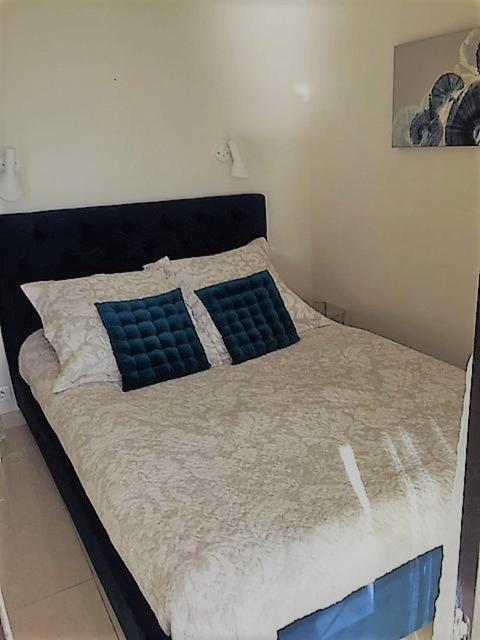 Posteľ alebo postele v izbe v ubytovaní CANNES APPARTEMENT D EXCEPTION VUE MER