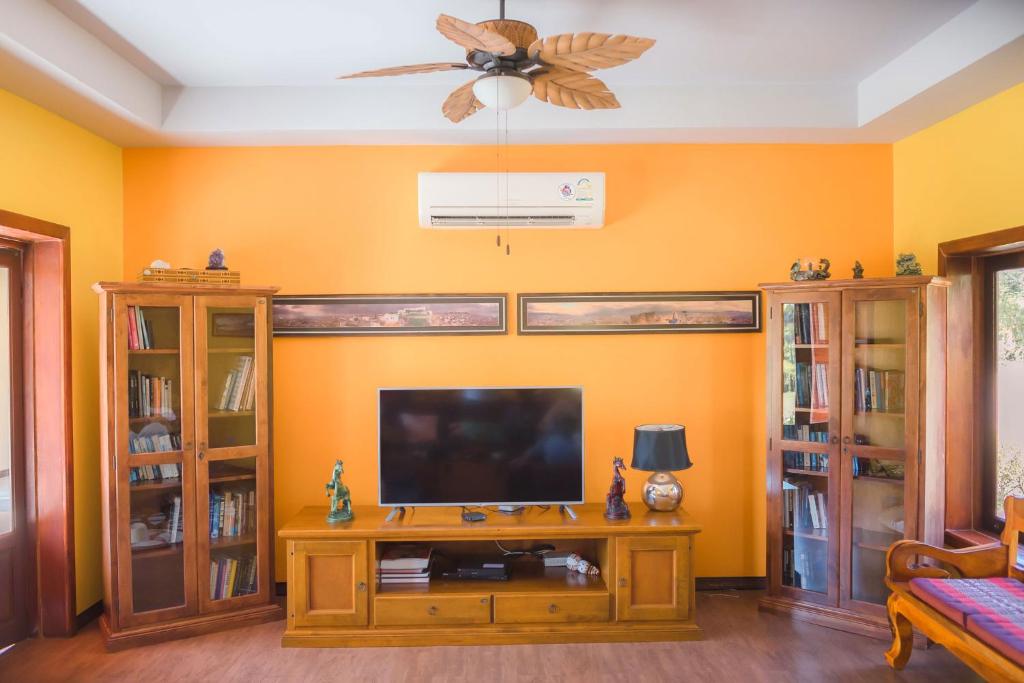 TV a/nebo společenská místnost v ubytování Nakara Villas & Glamping Udon Thani