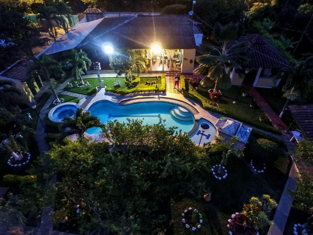 Melao Hostel Campestre y Vivero في بالميرا: اطلالة علوية على مسبح في الليل