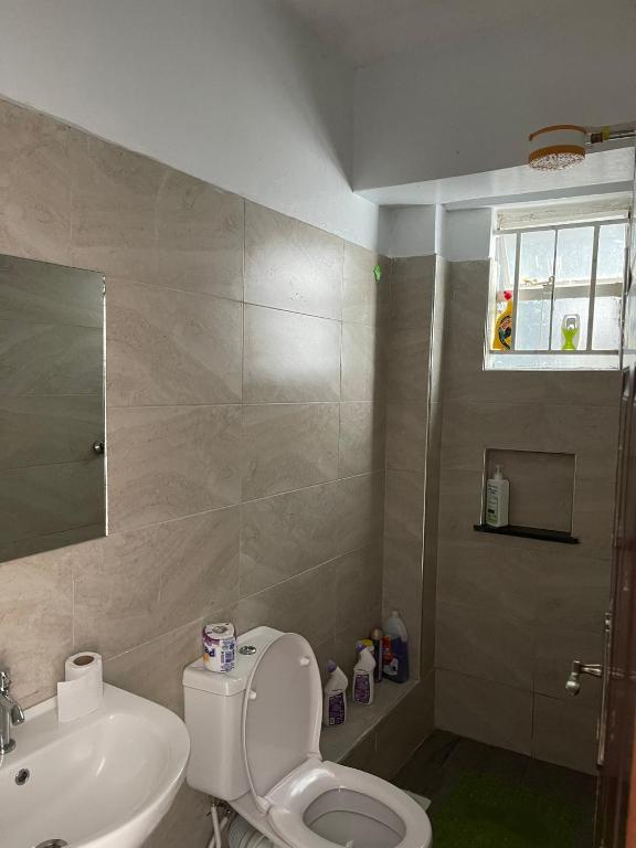 Koupelna v ubytování Zoe Homes 1br and 2br Apartment Greypoint 406
