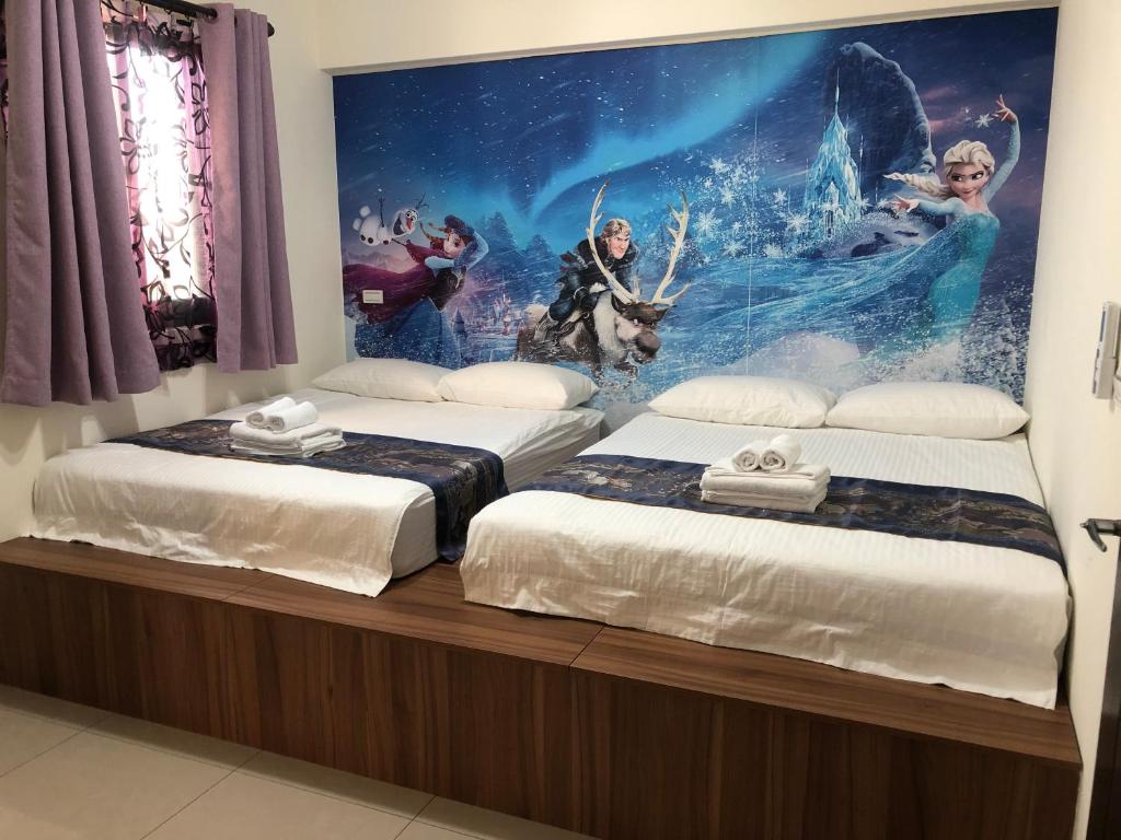 two beds in a room with a painting on the wall at Yuan Dudu Homestay in Jinning