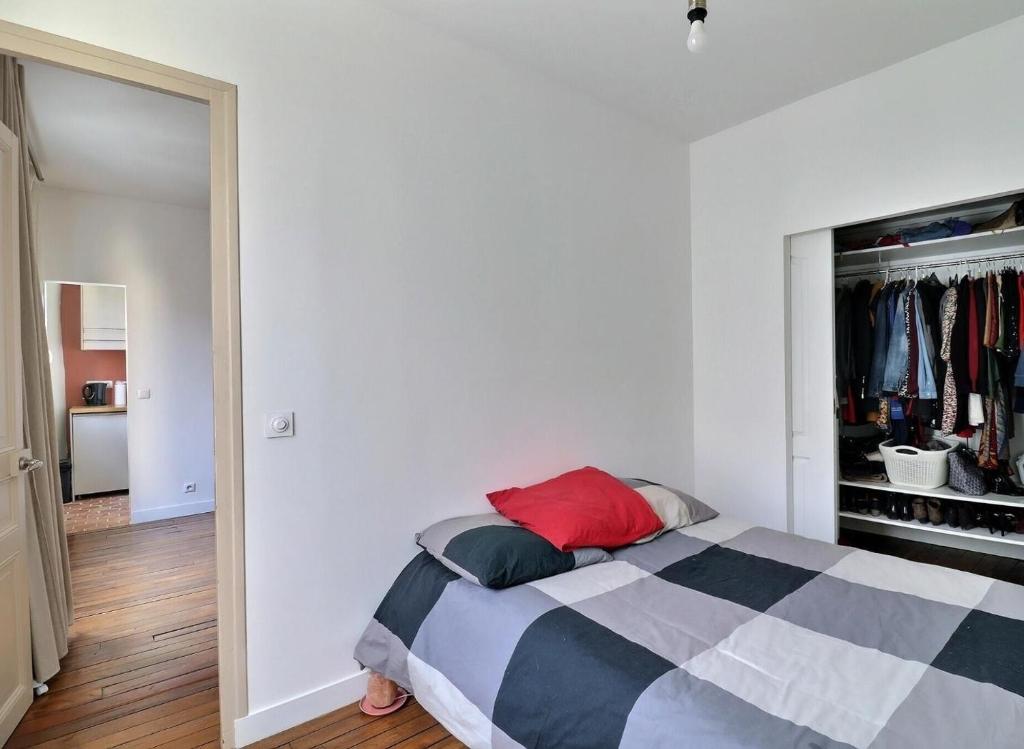 Posteľ alebo postele v izbe v ubytovaní Sweet and cosy apartment near the Eiffel Tower, Roland Garros & PSG Stadium