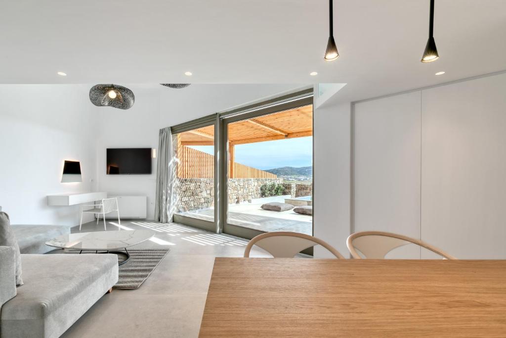 TV a/nebo společenská místnost v ubytování The Mykonist Panormos Exclusive Suites & Villas