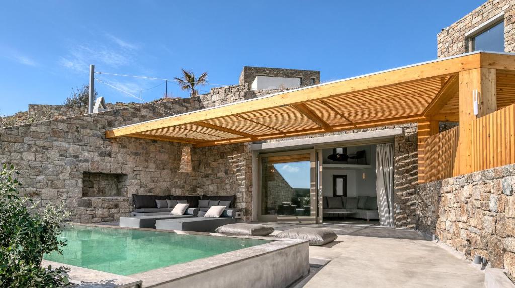 Bazén v ubytování The Mykonist Panormos Exclusive Suites & Villas nebo v jeho okolí
