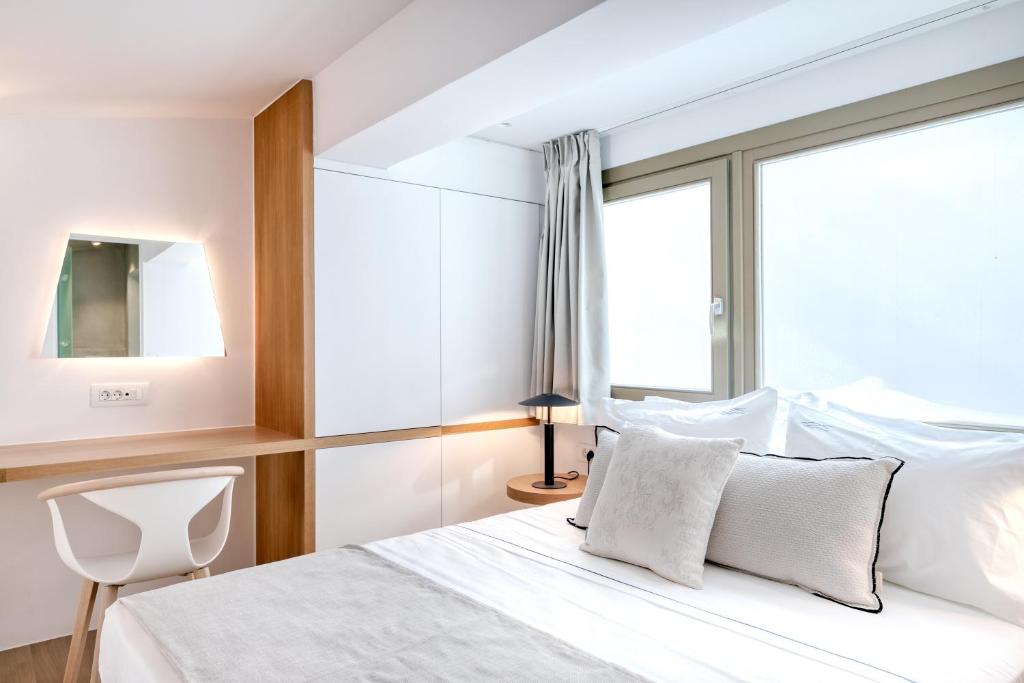 Postel nebo postele na pokoji v ubytování The Mykonist Panormos Exclusive Suites & Villas