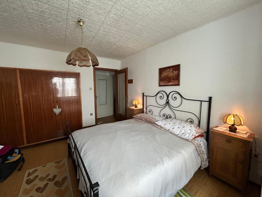 1 dormitorio con 1 cama blanca grande en una habitación en Camilla House Mountain, en Bieno