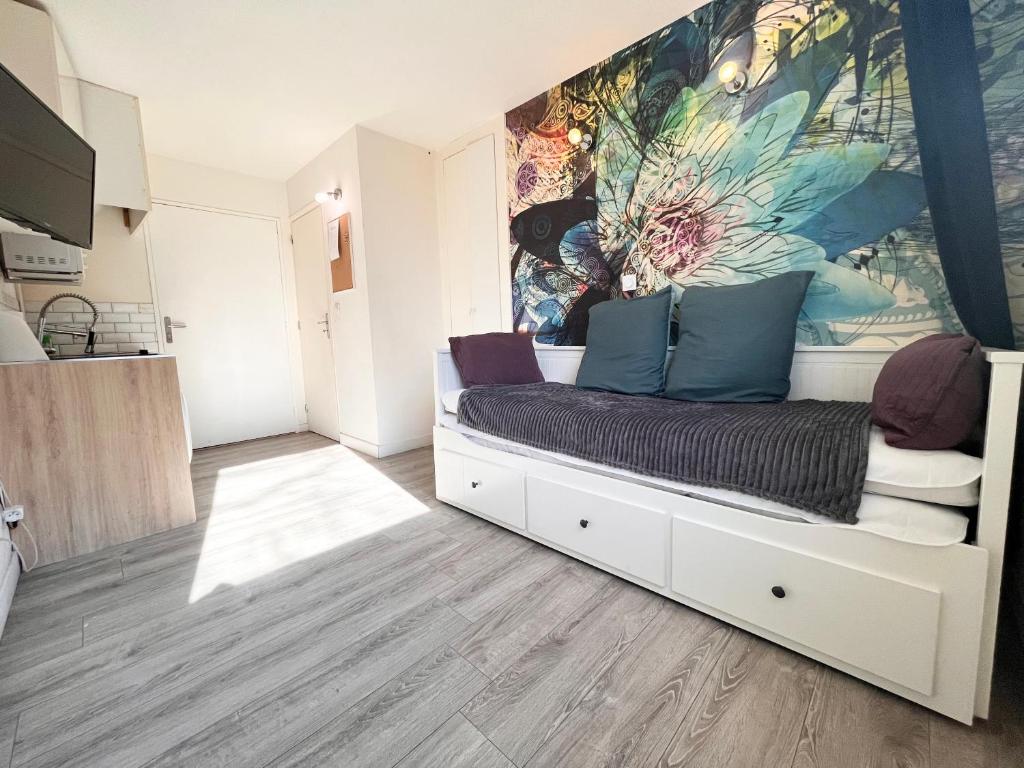 une chambre avec un lit avec un tableau sur le mur dans l'établissement Lovely, à Bordeaux