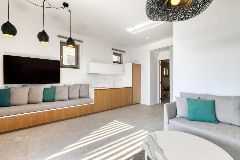 TV a/nebo společenská místnost v ubytování The Mykonist Panormos Exclusive Suites & Villas