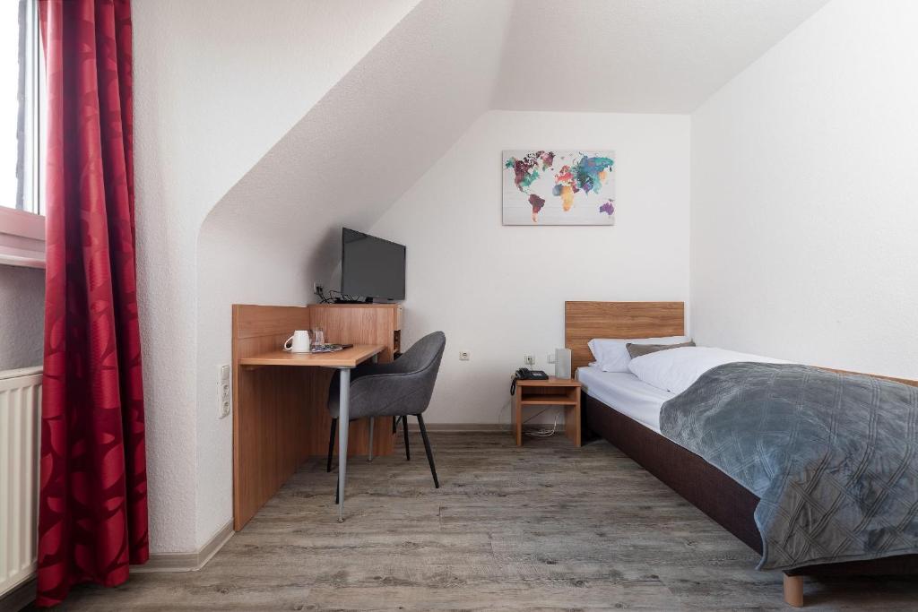Postel nebo postele na pokoji v ubytování Hotel am Ludwigsplatz