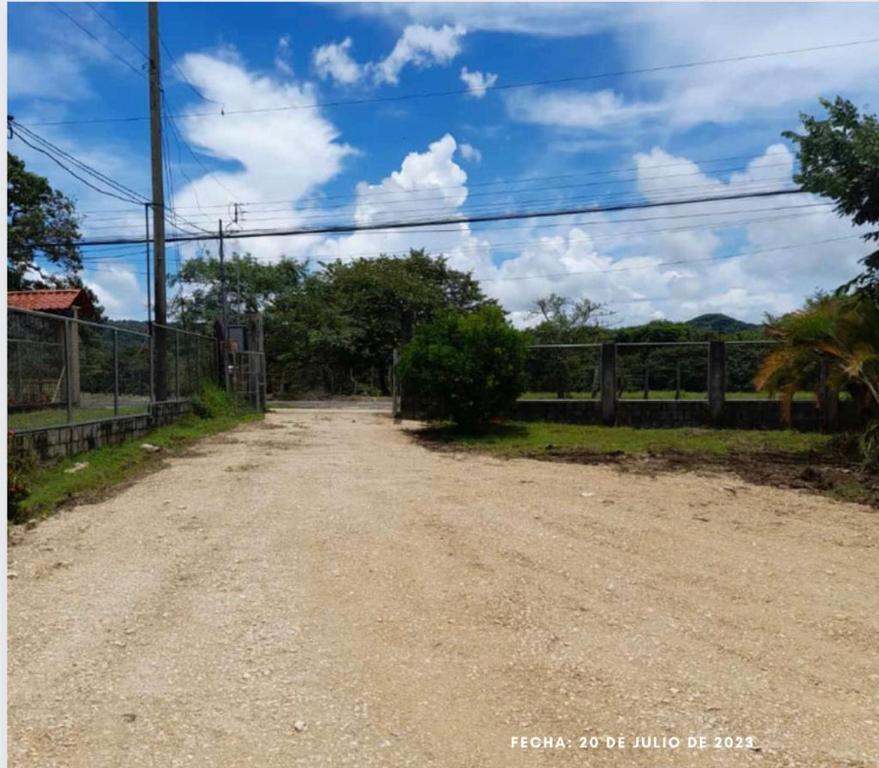 uma estrada de terra com uma cerca na lateral em Hospedaje Angela em Península de Nicoya