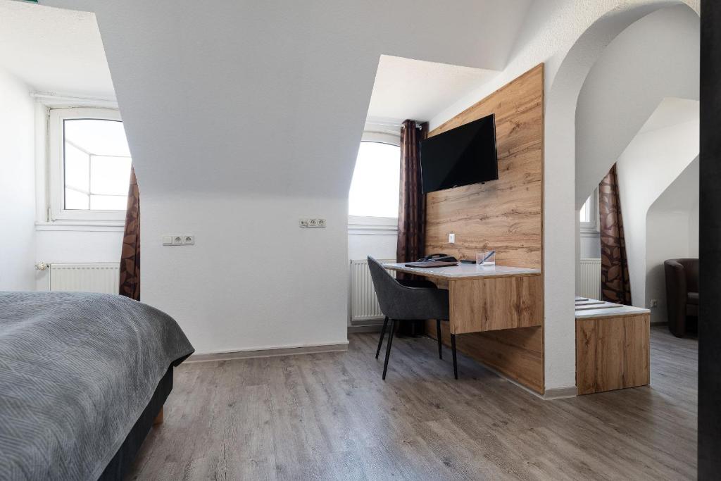 TV a/nebo společenská místnost v ubytování Hotel am Ludwigsplatz
