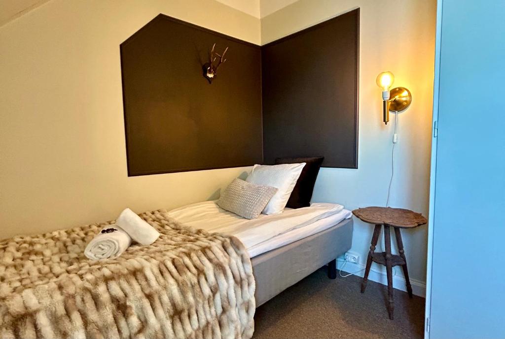 Postel nebo postele na pokoji v ubytování Kungshaga Hotell