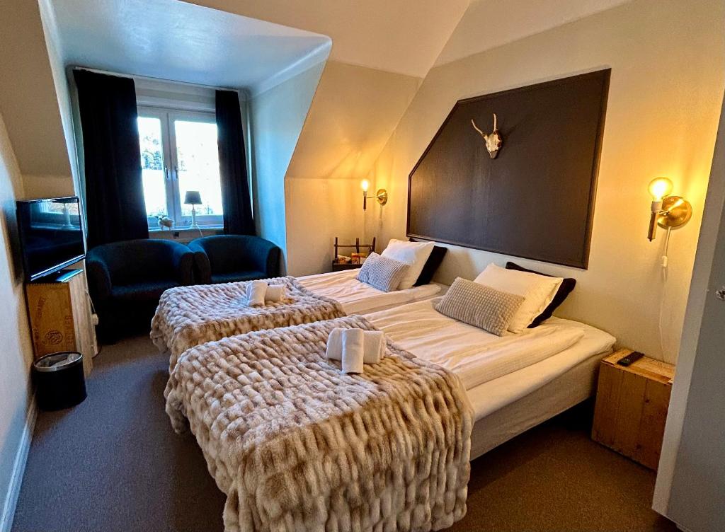 Postel nebo postele na pokoji v ubytování Kungshaga Hotell