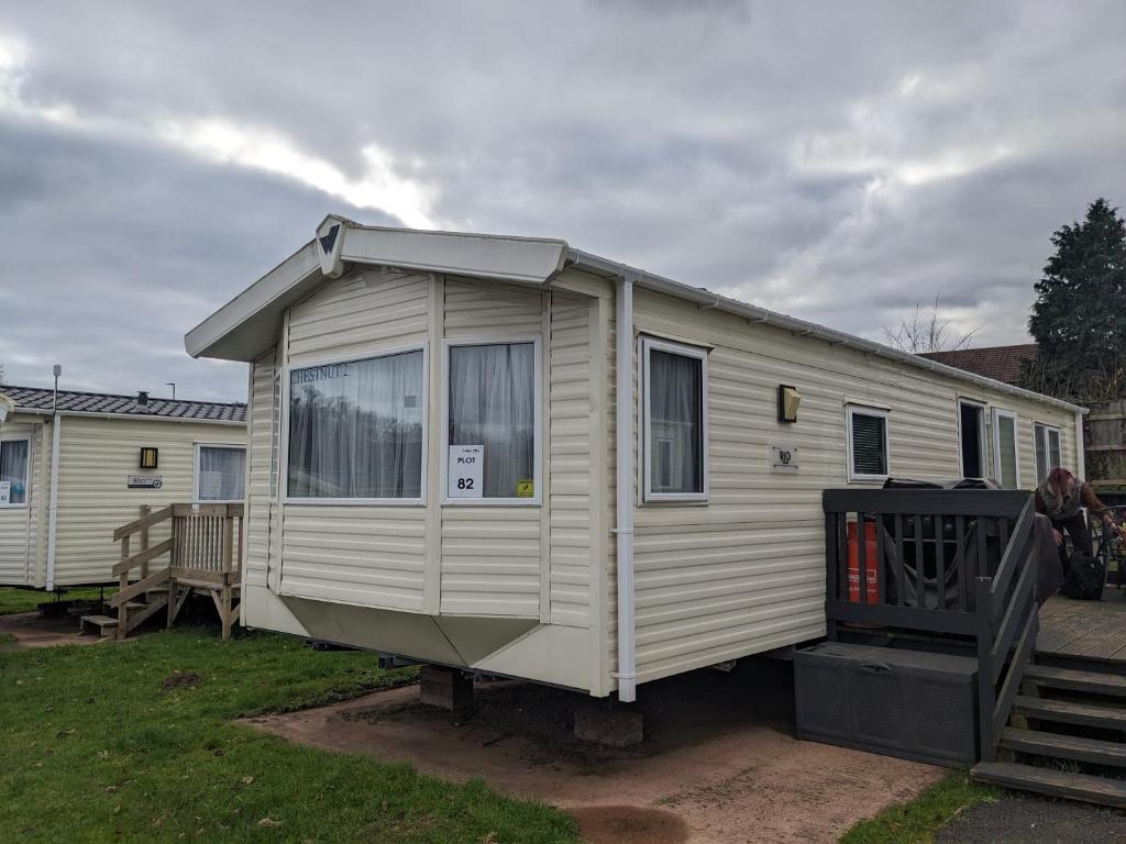 uma casa móvel está estacionada num quintal em Static Caravan on Lady's Mile Holiday Park em Dawlish