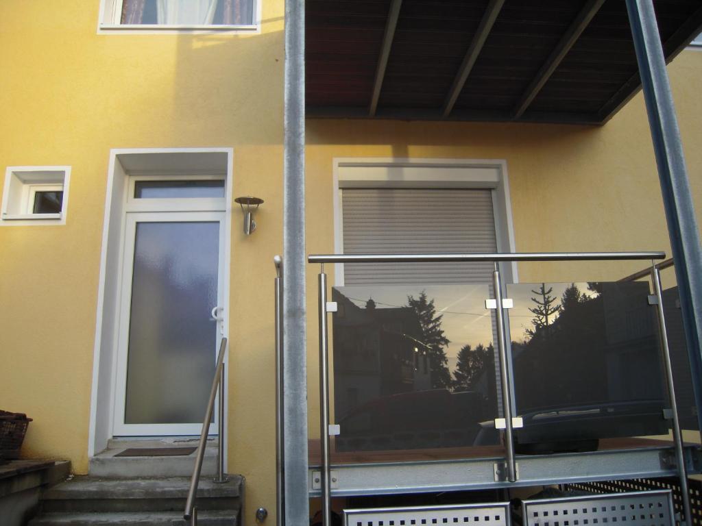 コブレンツにあるFerienwohnung Koblenzの窓付きの家の玄関