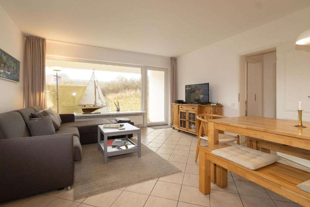 a living room with a couch and a table at Ferienwohnung Strandrose in Hörnum
