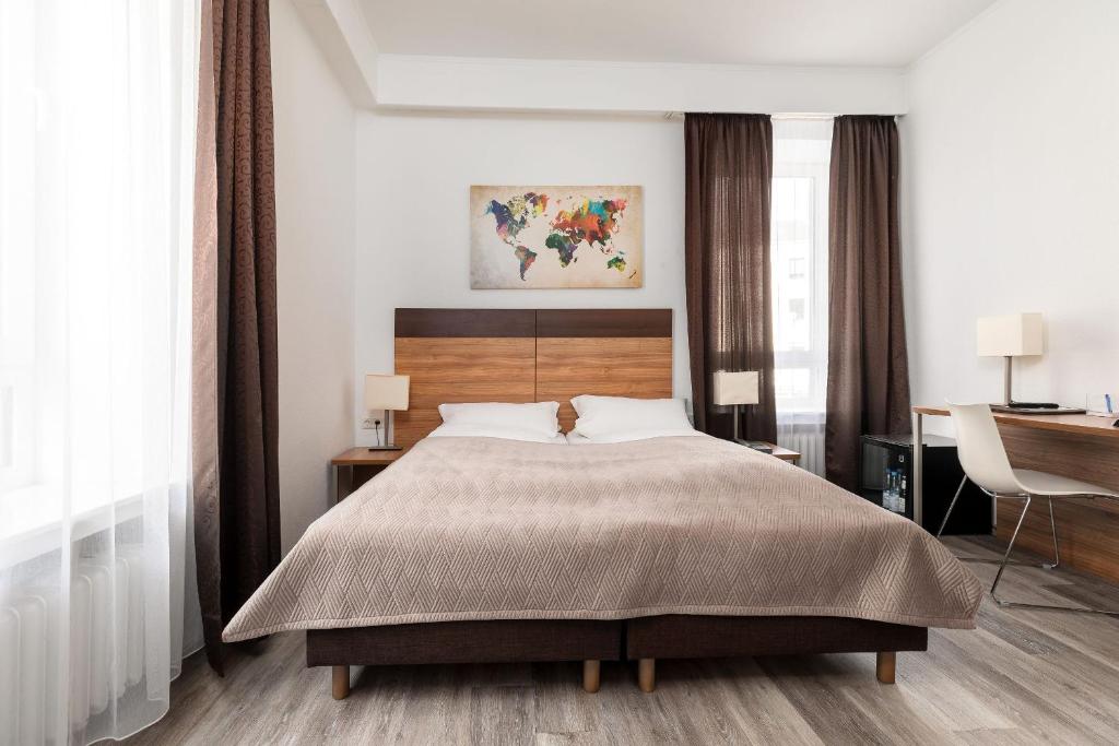 Postel nebo postele na pokoji v ubytování Hotel am Ludwigsplatz