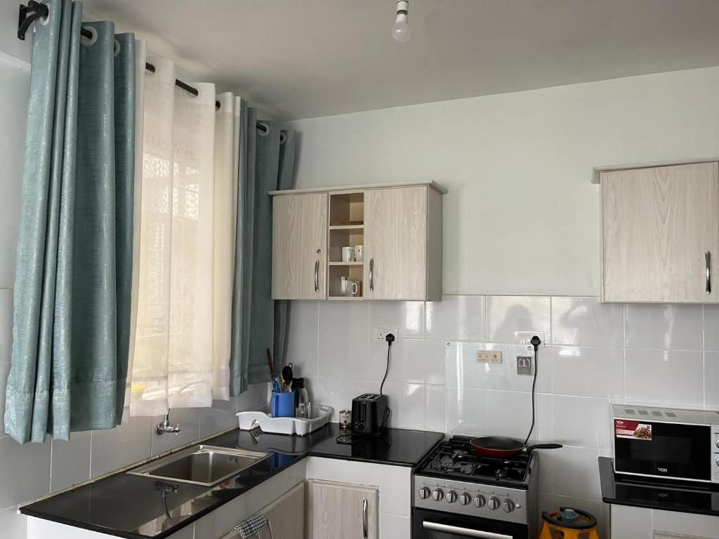 Kuchyň nebo kuchyňský kout v ubytování Zoe Homes 1br and 2br Apartment Greypoint 406