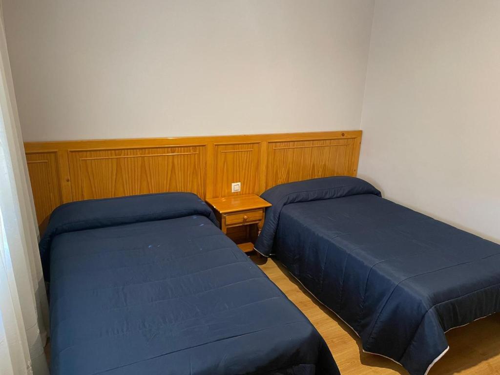 Posteľ alebo postele v izbe v ubytovaní HOSTAL CID