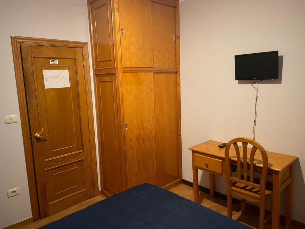 Televízia a/alebo spoločenská miestnosť v ubytovaní HOSTAL CID