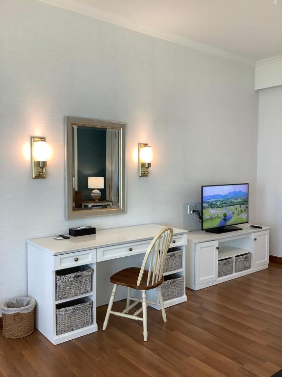 TV a/nebo společenská místnost v ubytování Seapine Beach Golf and Resort Hua Hin
