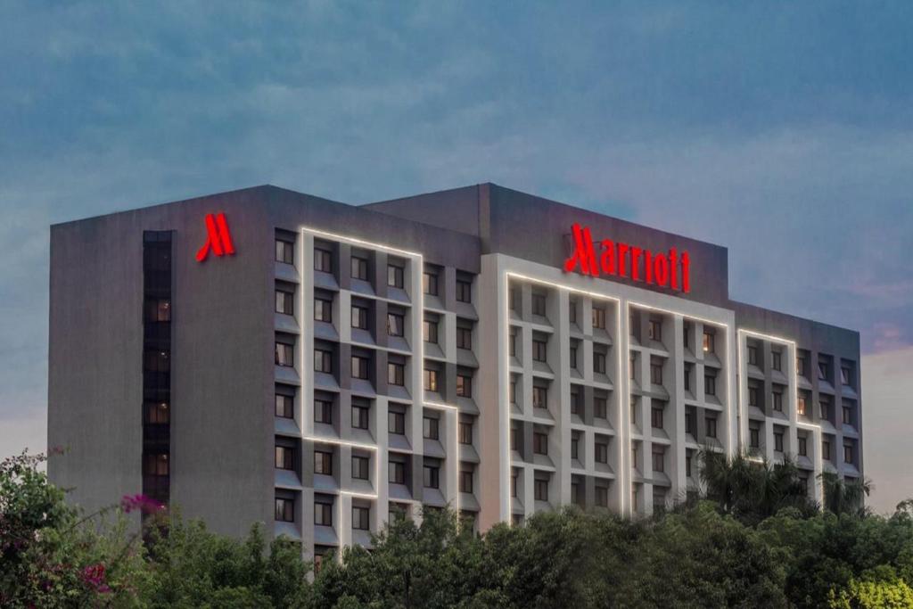 瓜魯柳斯的住宿－Marriott São Paulo Airport Hotel，一座建筑上面有亚马逊标志