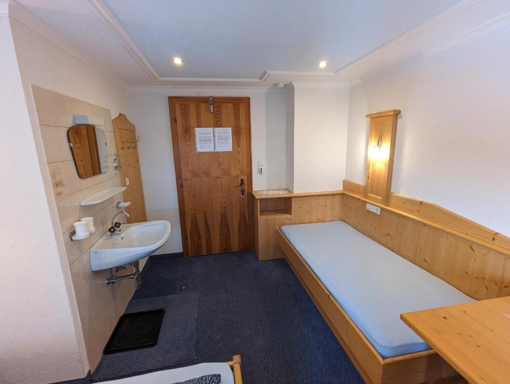 A bathroom at Apartment Fatlar
