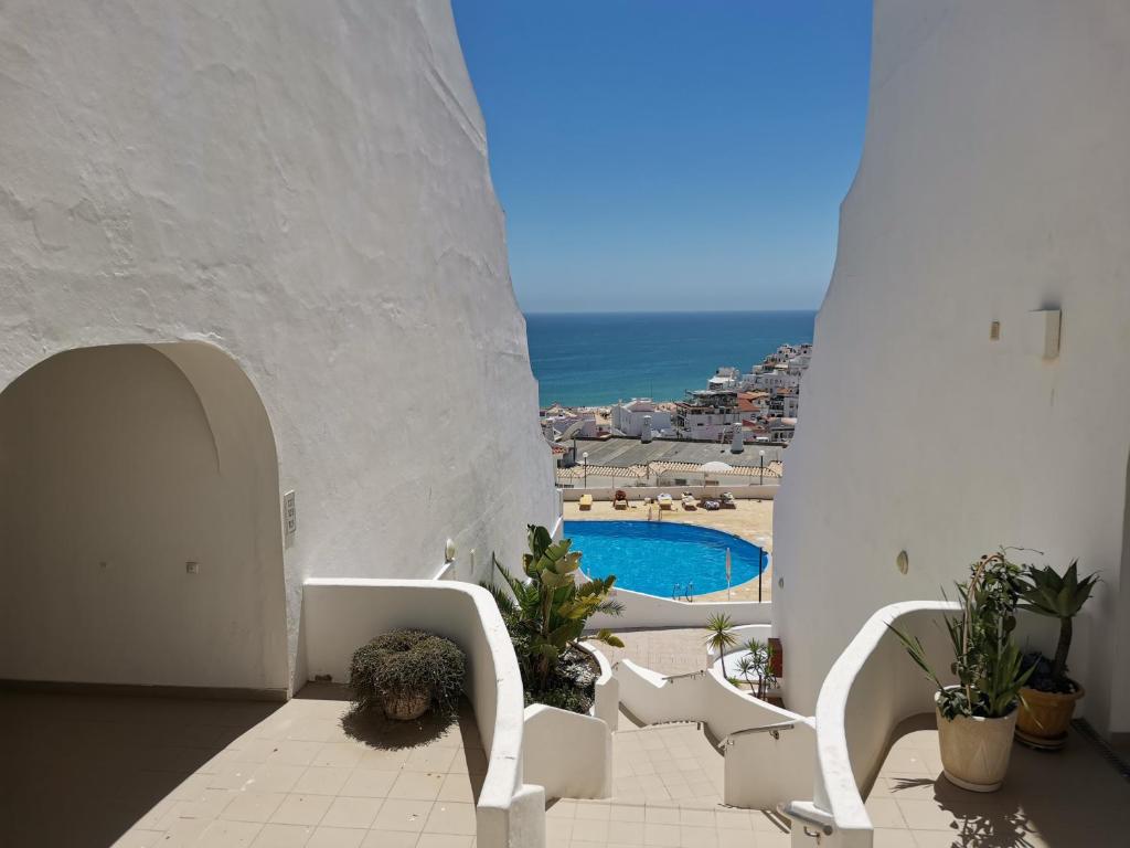 vista para uma piscina a partir de uma villa em SEA VIEW ALBUFEIRA Center CERRO BRANCO em Albufeira