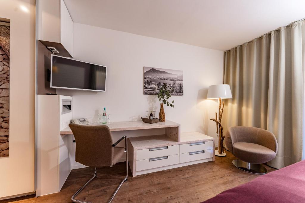 TV a/nebo společenská místnost v ubytování Hotel Villa Lago Garni