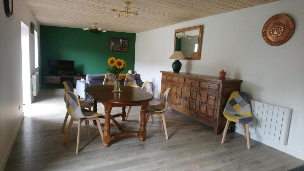 - une salle à manger avec une table et des chaises dans l'établissement Terre brulée, à Blainville-sur-Mer