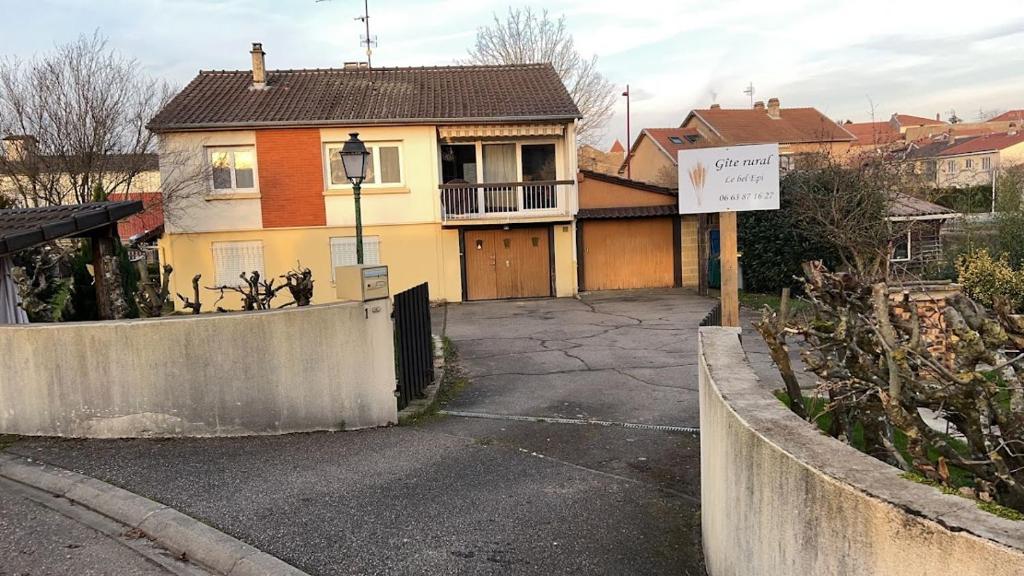 una casa con un cartel delante de ella en Gîte Le bel Epi, en Vany