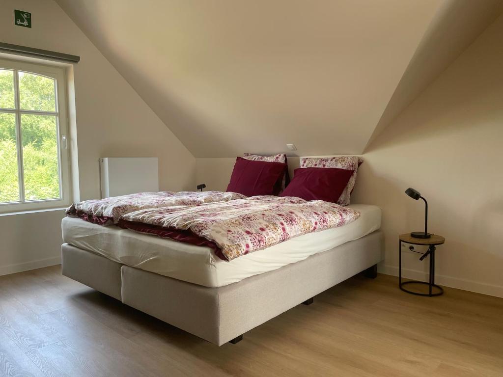 a bedroom with a bed in a attic at Velogement 't Moltje in Heuvelland