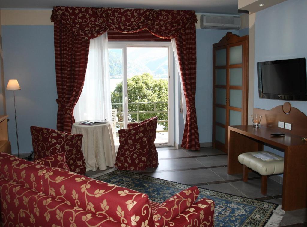 TV a/nebo společenská místnost v ubytování Albergo Del Lago