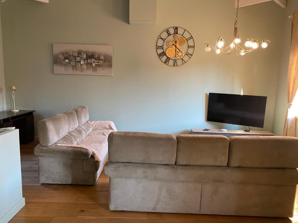 Televízia a/alebo spoločenská miestnosť v ubytovaní Maison familiale 3 chambres, parking gratuit