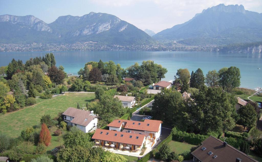 - une vue aérienne sur une maison à côté d'un lac dans l'établissement L'Aurore du Lac, à Sévrier