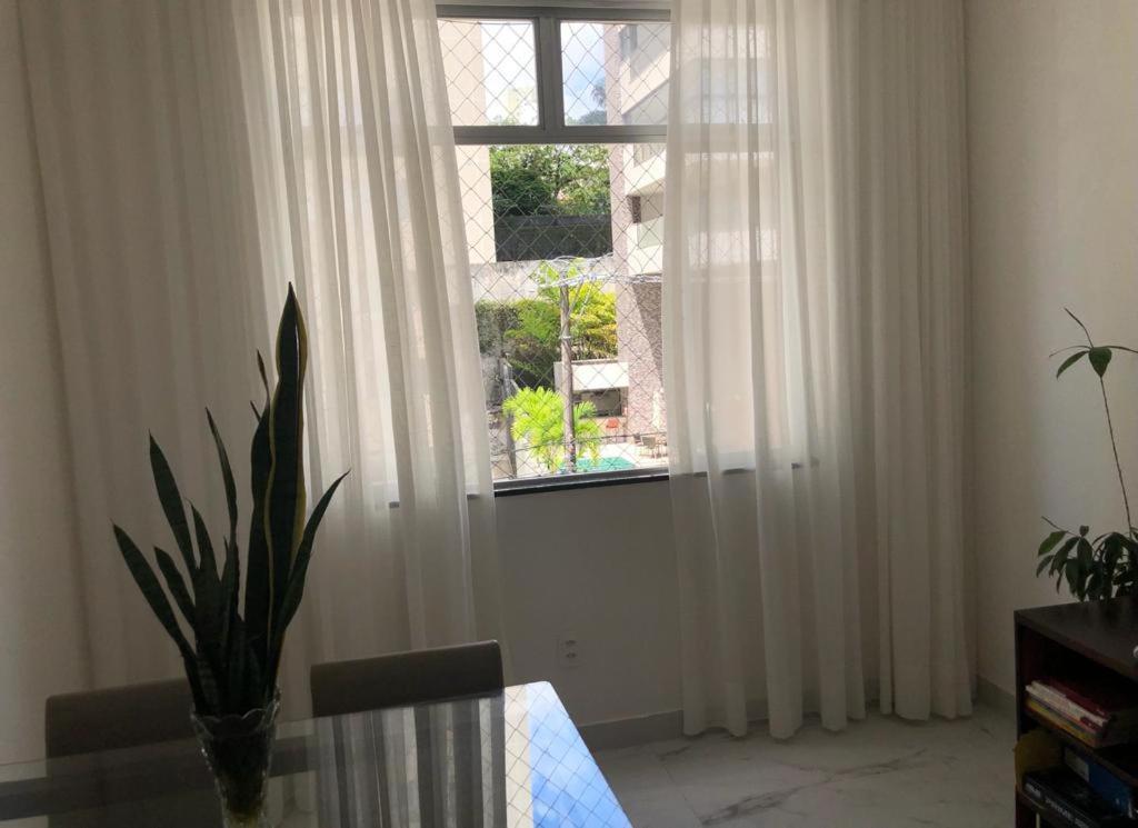una sala de estar con una ventana con cortinas blancas en Feriado em Salvador!, en Salvador