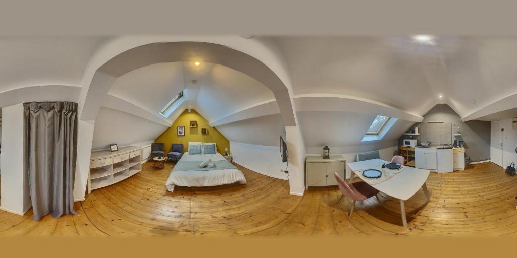 Łóżko lub łóżka w pokoju w obiekcie Magnifique studio centre ville Saint Leu 2 pers