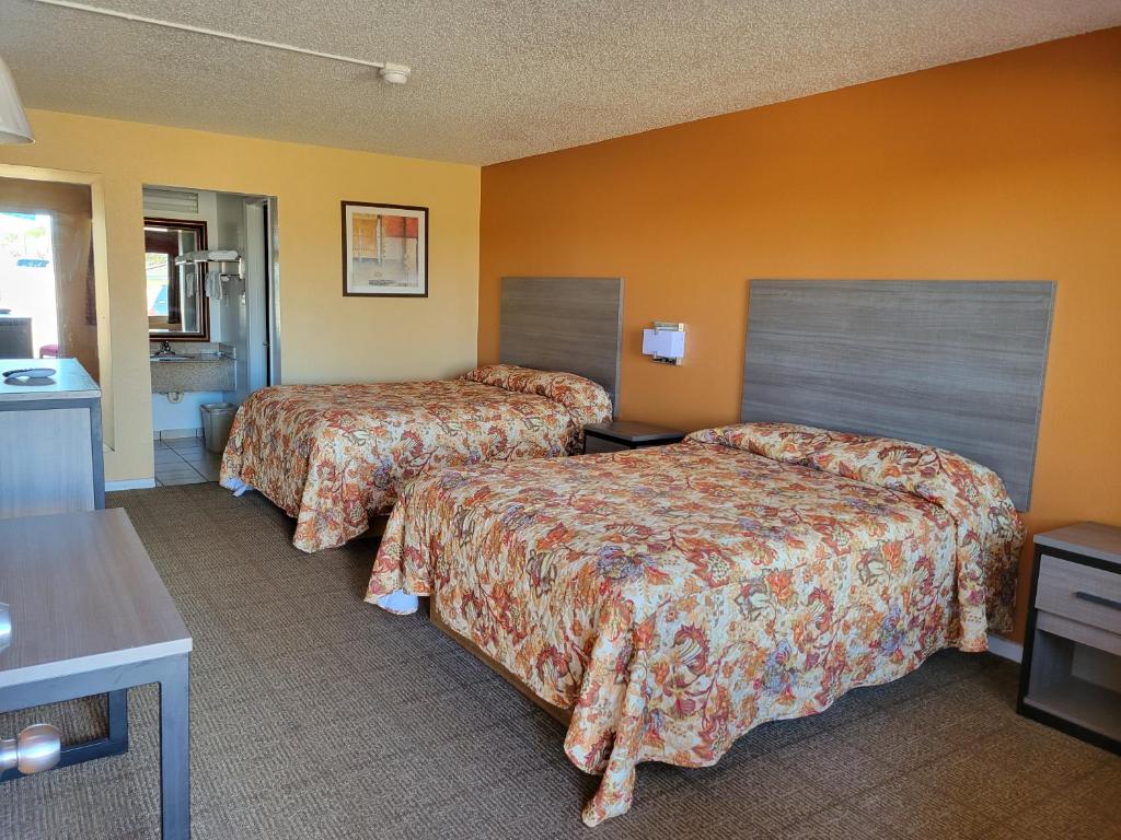 Postel nebo postele na pokoji v ubytování Royal Inn