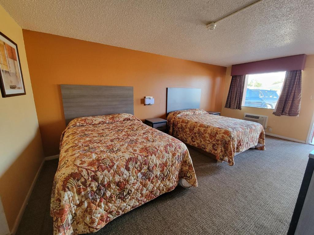 Postel nebo postele na pokoji v ubytování Royal Inn