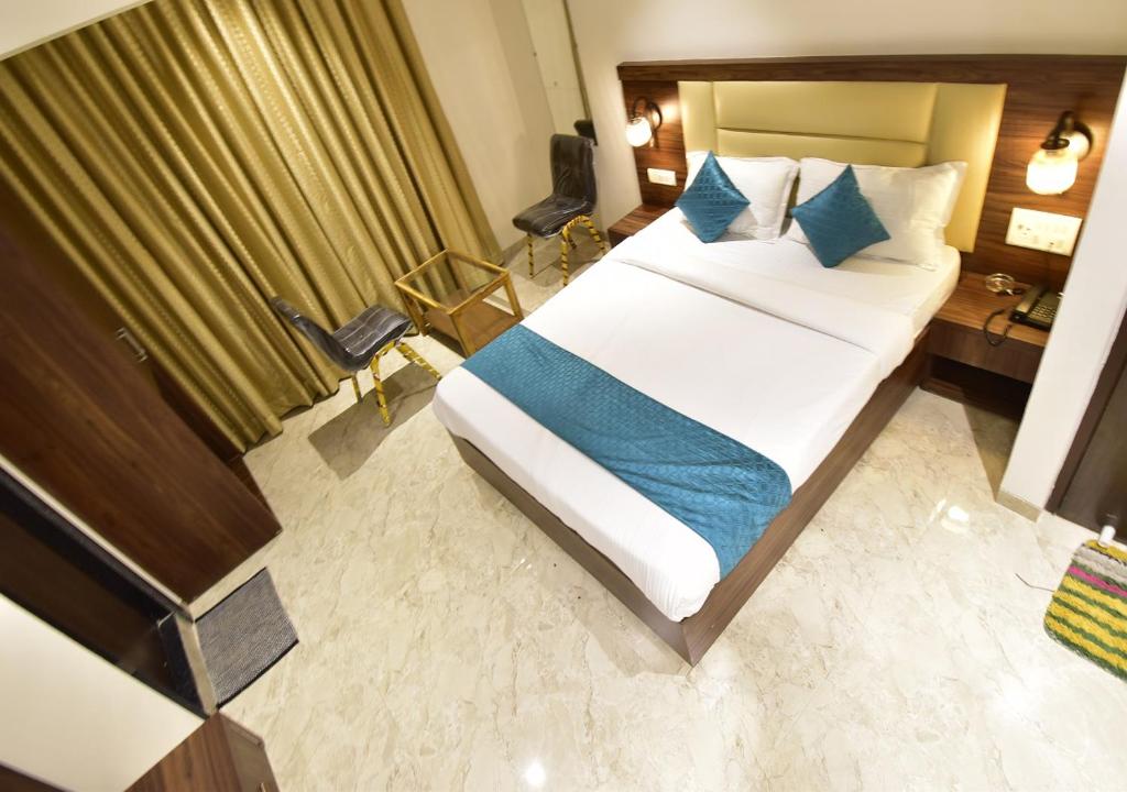 Hotel Candor Amigo Airoli Mind Space - Deluxe King Room