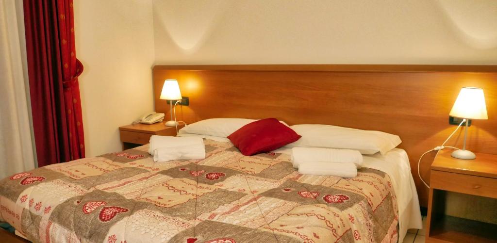 Postel nebo postele na pokoji v ubytování hotel Vajont