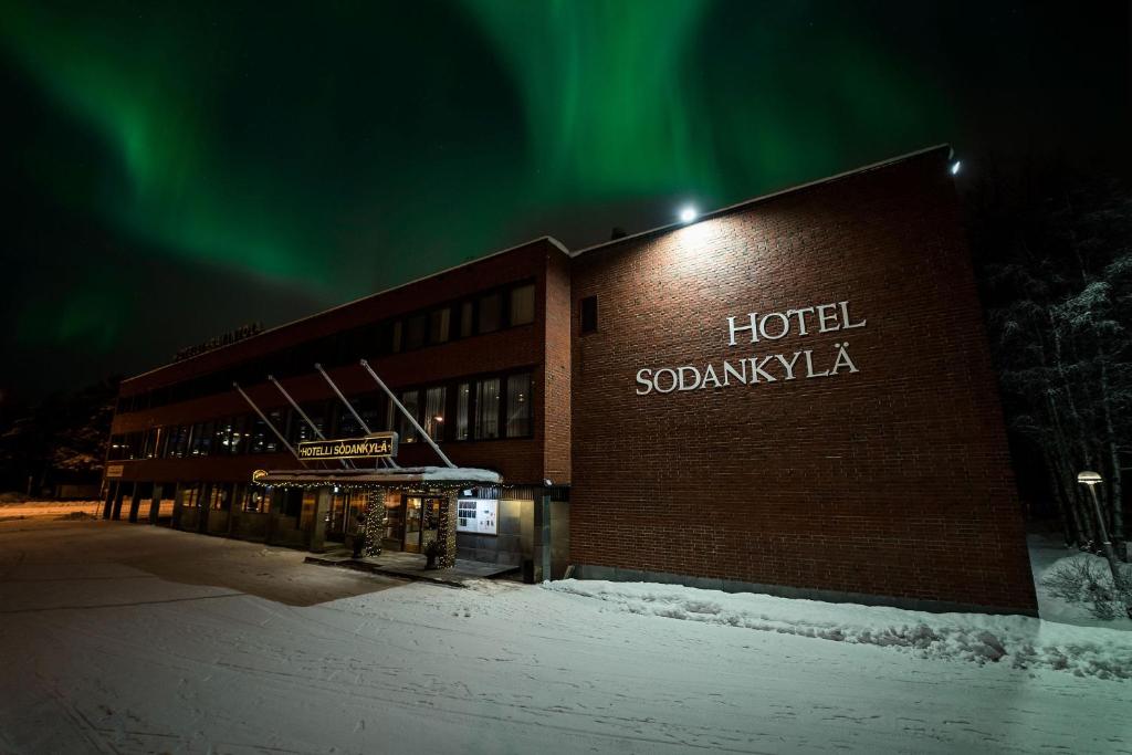 a hotel with the aurora in the sky at Hotelli Sodankylä in Sodankylä