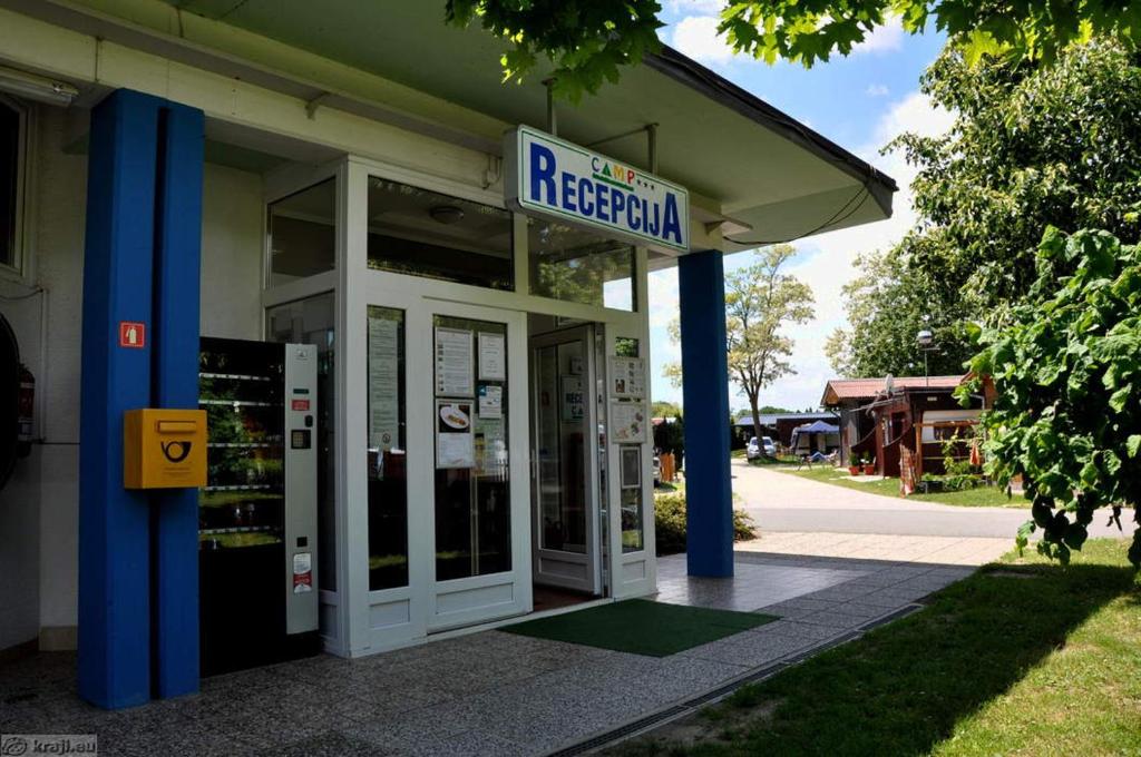 Budova, kde se kemp nachází