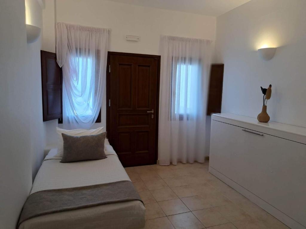 Postel nebo postele na pokoji v ubytování Amerisa Suites & Villa