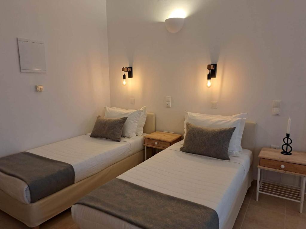 Postel nebo postele na pokoji v ubytování Amerisa Suites & Villa