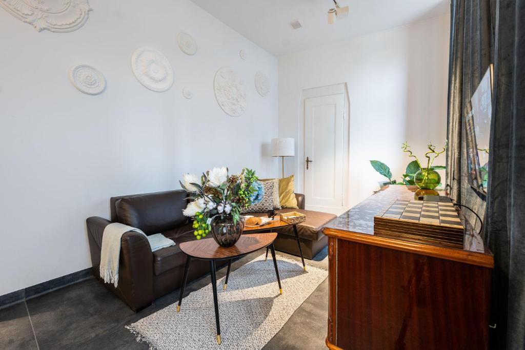 a living room with a couch and a table at LivingRoom 2 z wanną z hydromasażem in Katowice