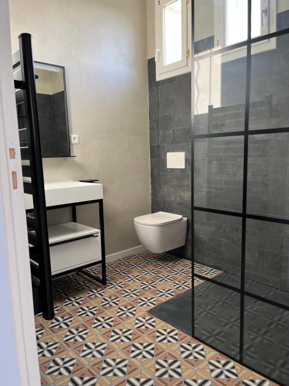 W łazience znajduje się toaleta, umywalka i prysznic. w obiekcie La Felicita Aix Centre avec jardin et piscine (de saison) w Aix-en-Provence