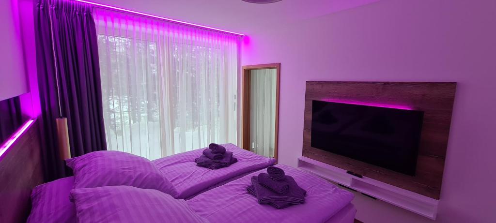 Postel nebo postele na pokoji v ubytování Hotel Ovruč - rodinný apartmán 111